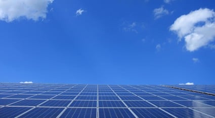 Un panel solar se recorta contra el cielo azul. El crecimiento de la rentabilidad de la energía solar fotovoltaica en España ha incrementado la instalación de este tipo de construcciones en el país.